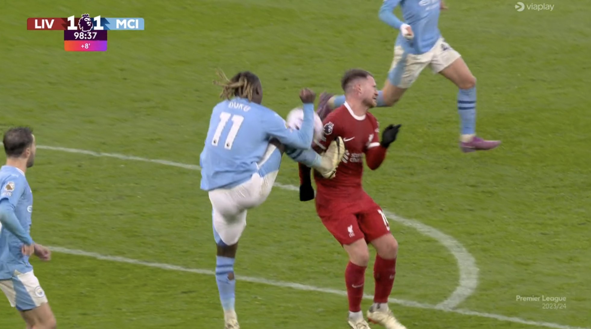Ogromna kontrowersja w końcówce hitu Premier League! Piłkarz Liverpoolu padł po ciosie rodem z kung-fu [WIDEO]