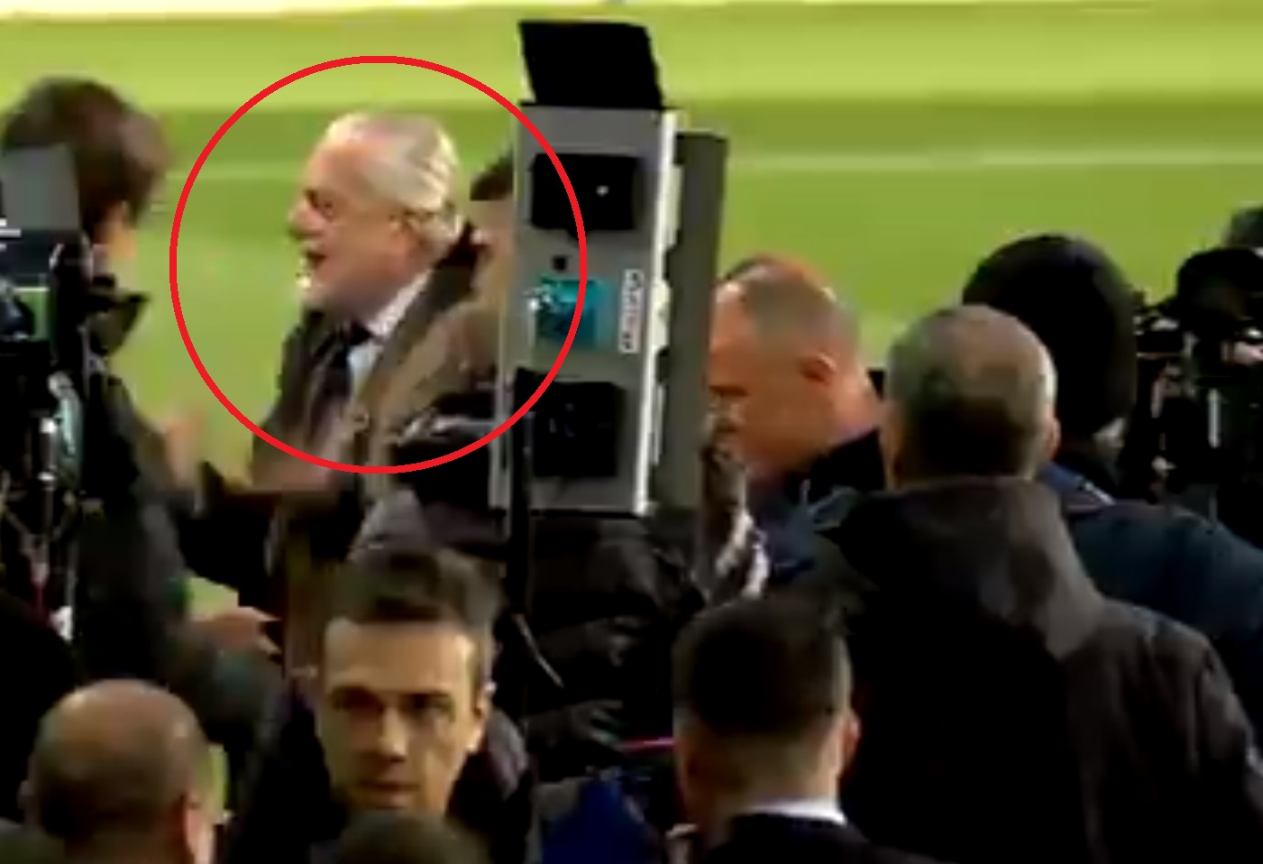 Skandal z udziałem prezesa Napoli. Zaatakował operatora kamery, szef mistrza Włoch przekroczył granicę [WIDEO]