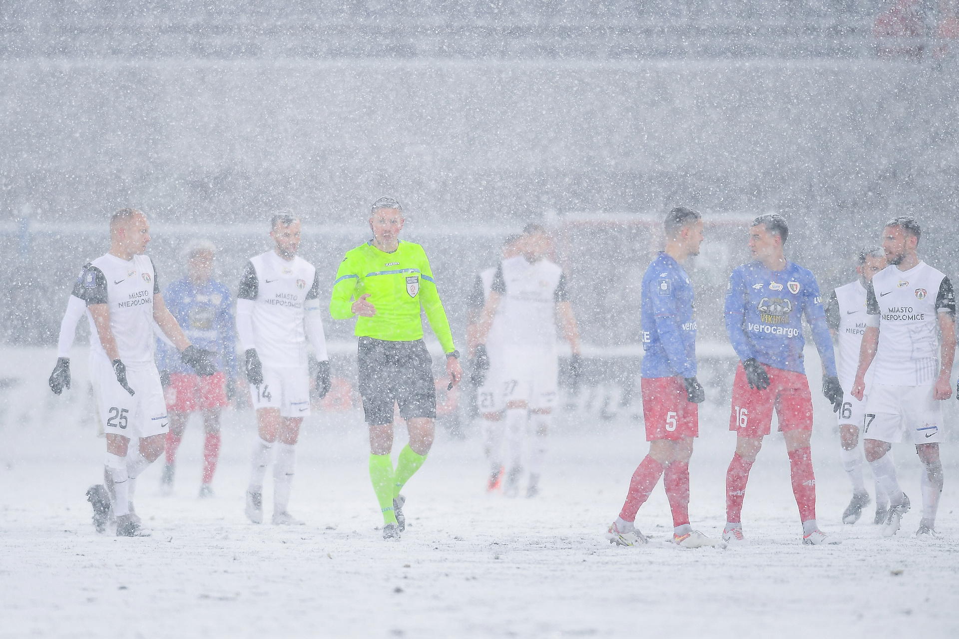 Ekstraklasa nadrabia zaległości. Nietypowe zasady, piłkarze muszą dograć... 75 minut i 30 sekund