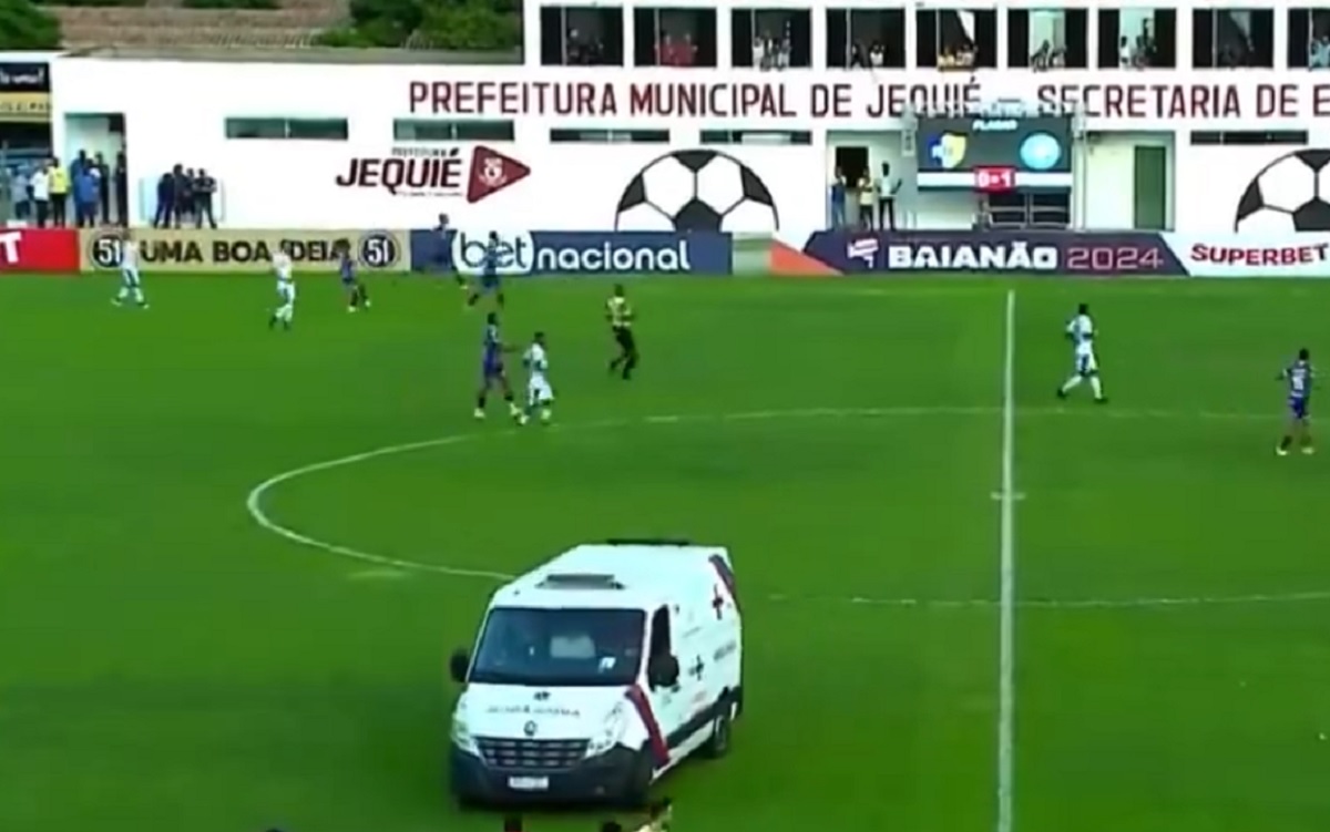 Karetka jeździła pomiędzy piłkarzami. Mecz trwał. Absurdalne sceny na murawie [WIDEO]