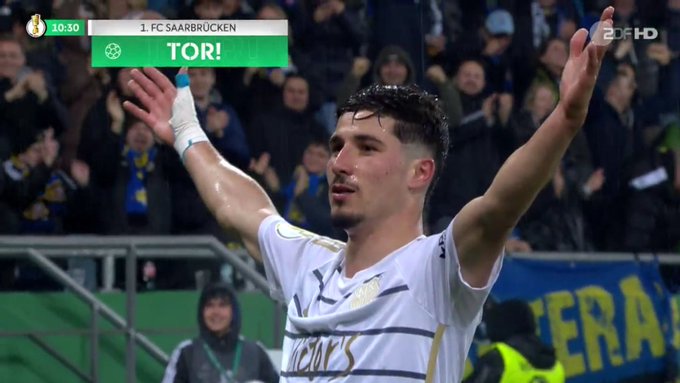 Amine Naifi po golu w meczu Saarbruecken - Borussia Moenchengladbach Amine Naifi po golu w meczu Saarbruecken - Borussia Moenchengladbach