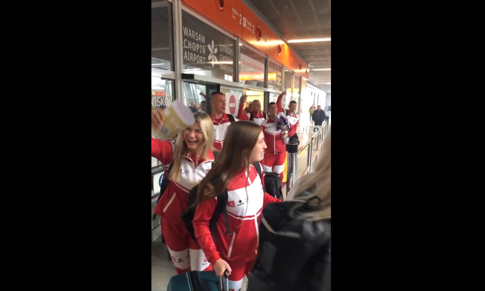 Polki awansowały na igrzyska olimpijskie. Zostały gorąco przywitane przez kibiców, sceny na lotnisku [WIDEO]