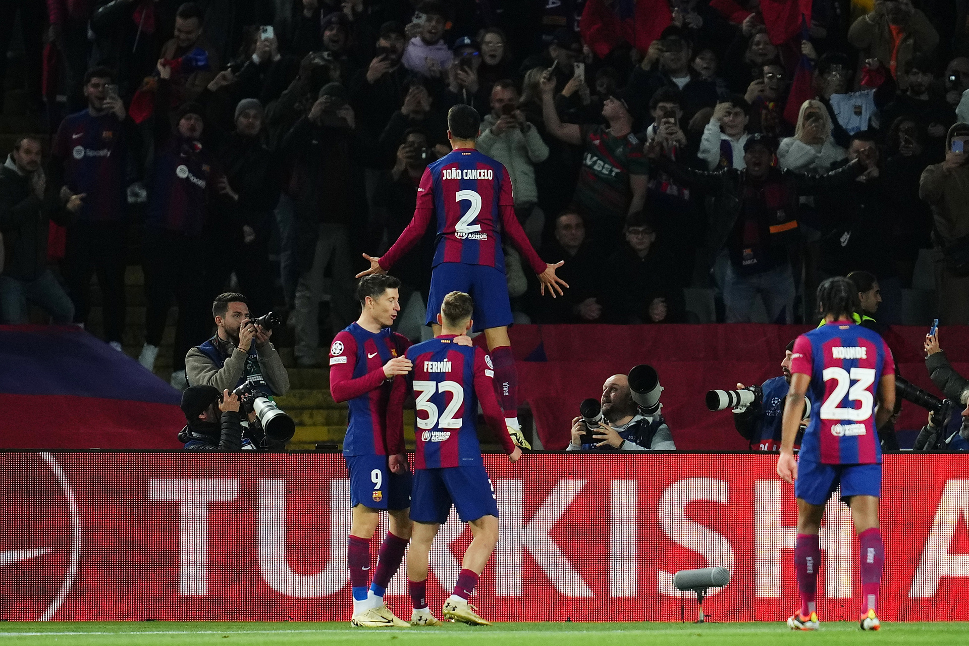Bramka Lewandowskiego, awans FC Barcelony w Lidze Mistrzów! Kapitalne akcje i spora kontrowersja [WIDEO]