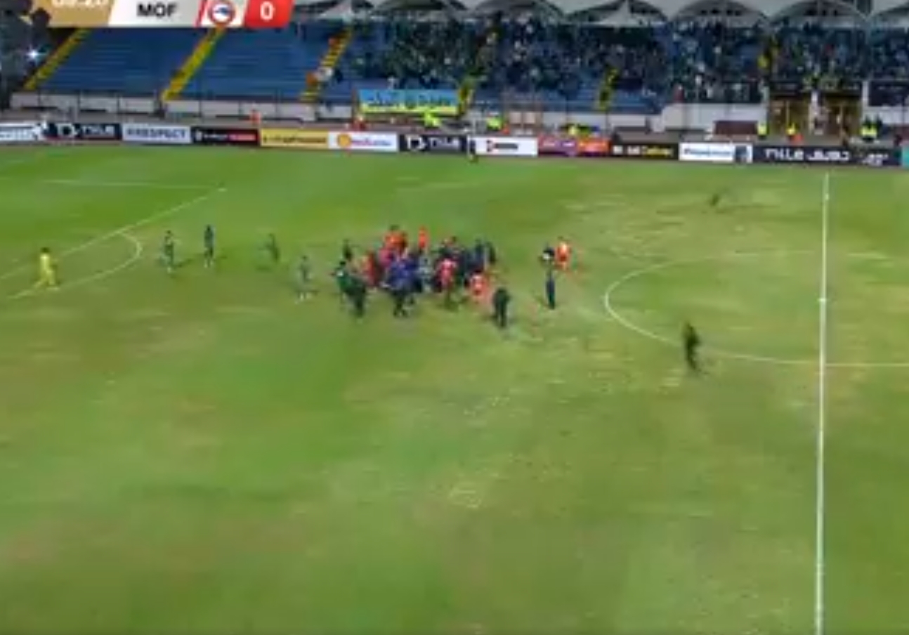 Serce piłkarza przestało bić. Padł na murawę, nie reagował na defibrylator. Dramat na boisku