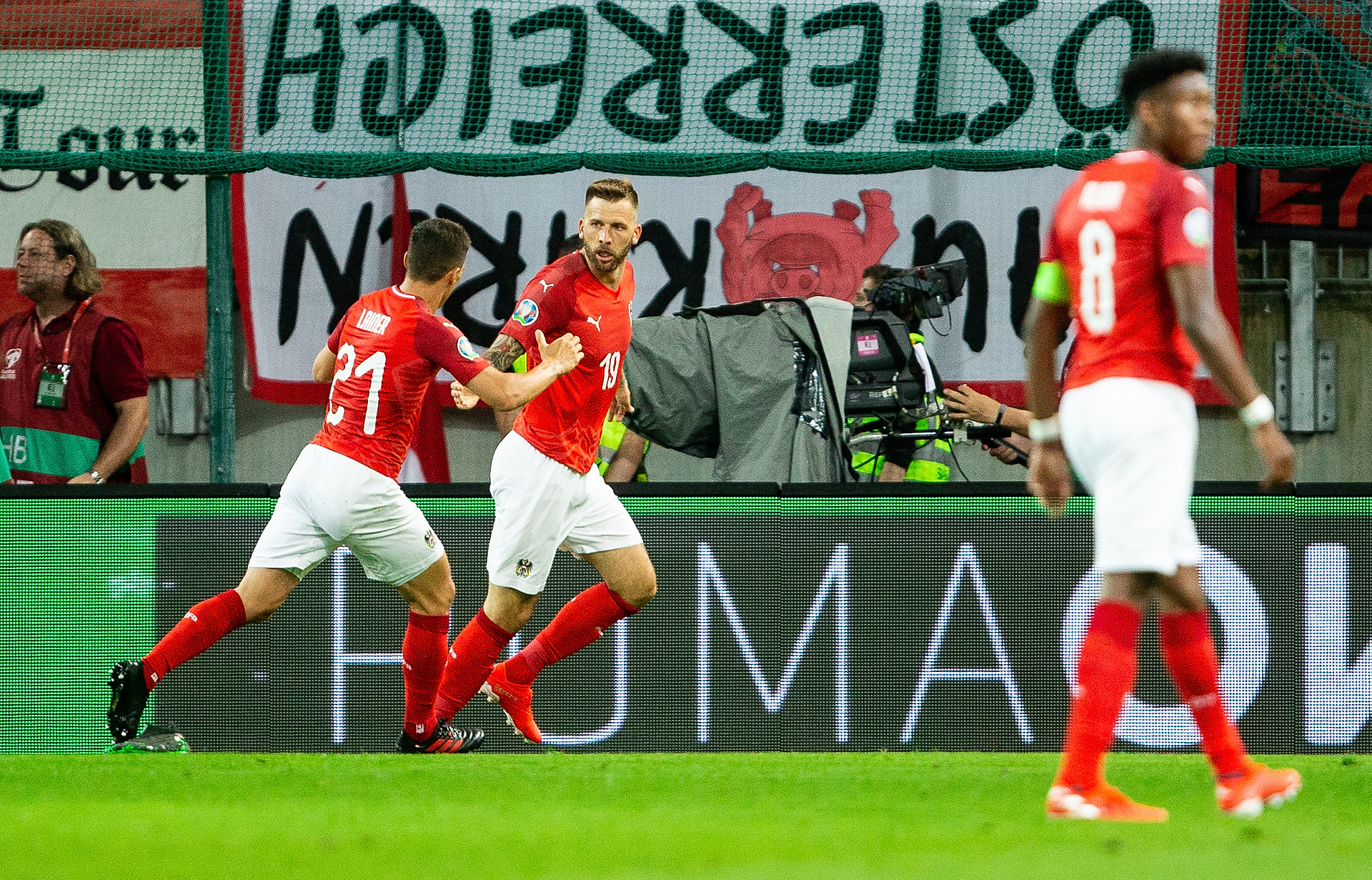 Piłkarze śpiewali homofobiczne przyśpiewki. Znany selekcjoner wyrzucił ich z reprezentacji