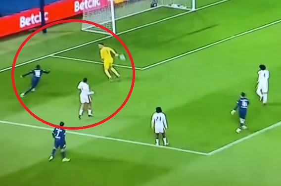 Olbrzymi błąd Marcina Bułki! Polak zakręcił się i podarował gola PSG [WIDEO]
