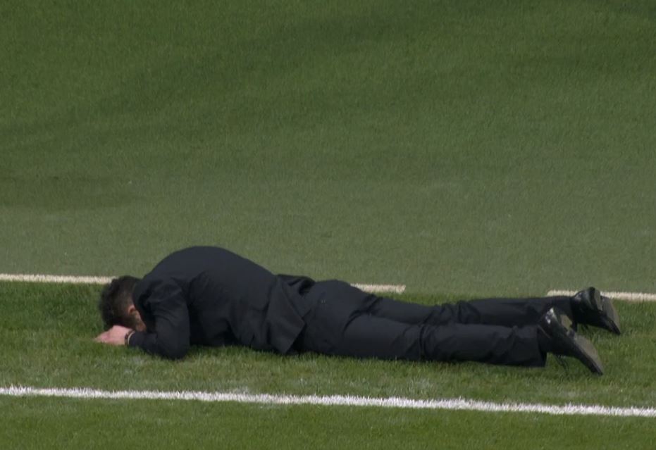 Diego Simeone zadziwił. Tak zareagował na pudło zawodnika Atletico. Efektowny "upadek" [WIDEO]