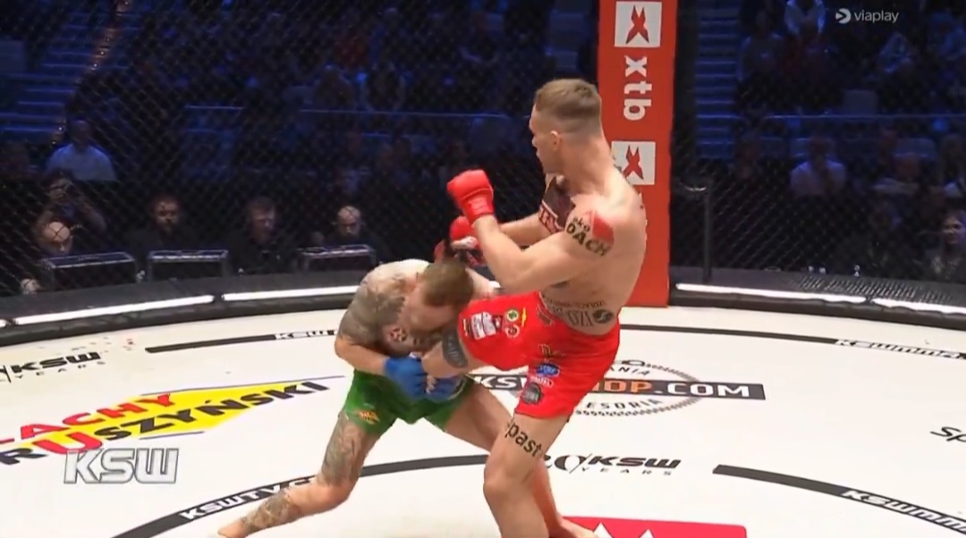 Brutalny nokaut na gali KSW! Wschodząca gwiazda uśpiła rywala kolanem [WIDEO]