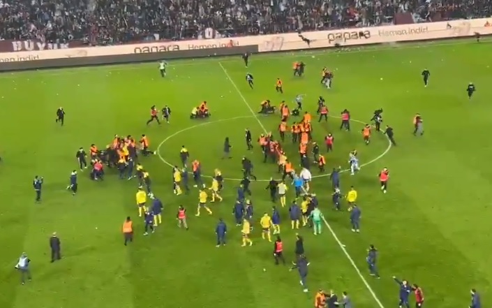 Totalna awantura w Turcji! Piłkarze Fenerbahce pobili się z kibicami, Batshuayi uderzył z półobrotu [WIDEO]