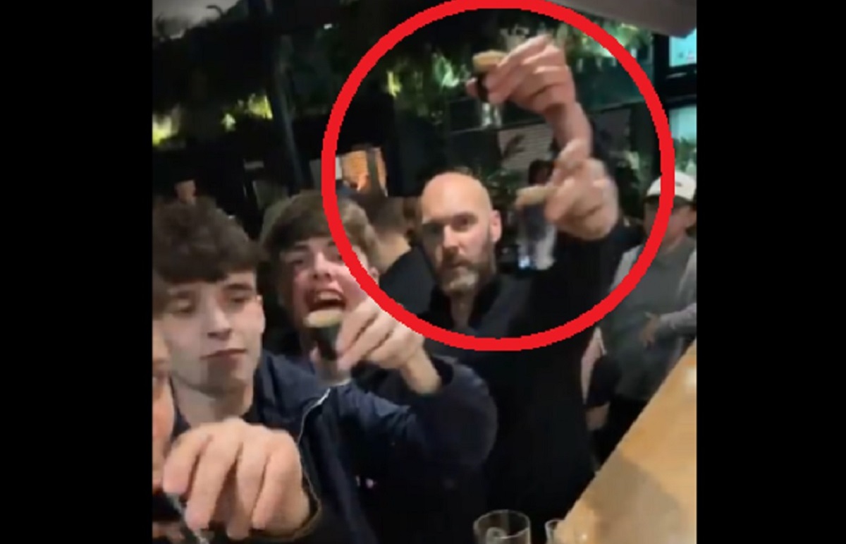 Szkoleniowiec znanego klubu dał się ponieść po zwycięstwie w derbach. Tak świętował wygraną [WIDEO]
