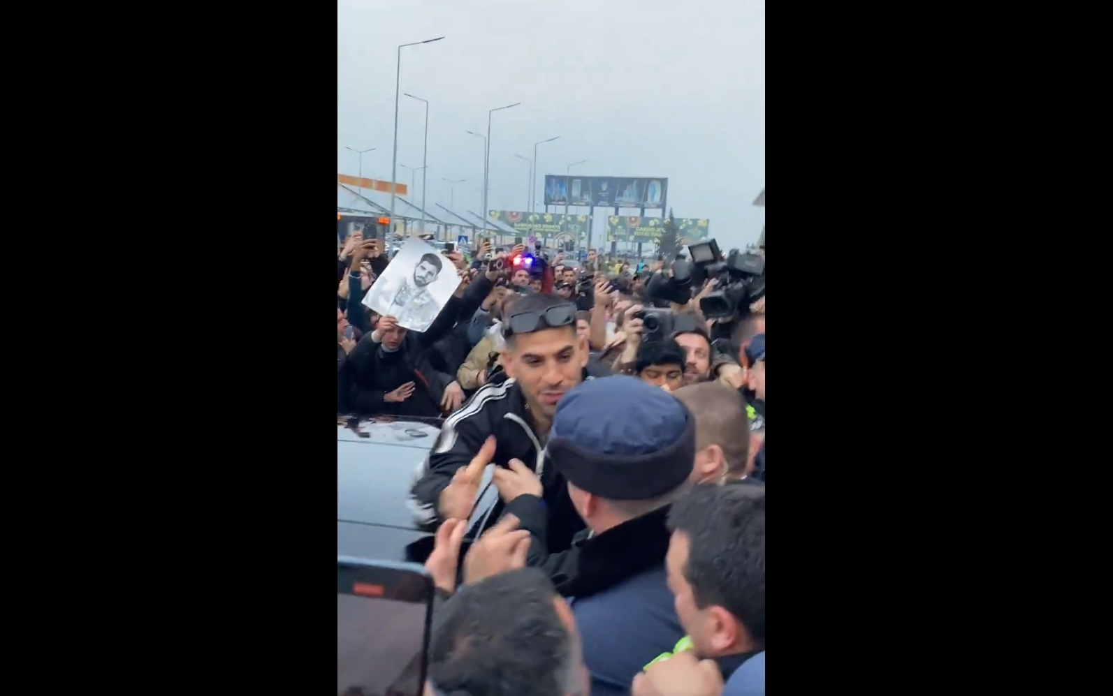 Kibice oszaleli na widok mistrza UFC. Piękne sceny na lotnisku, dostał gorące przywitanie [WIDEO]