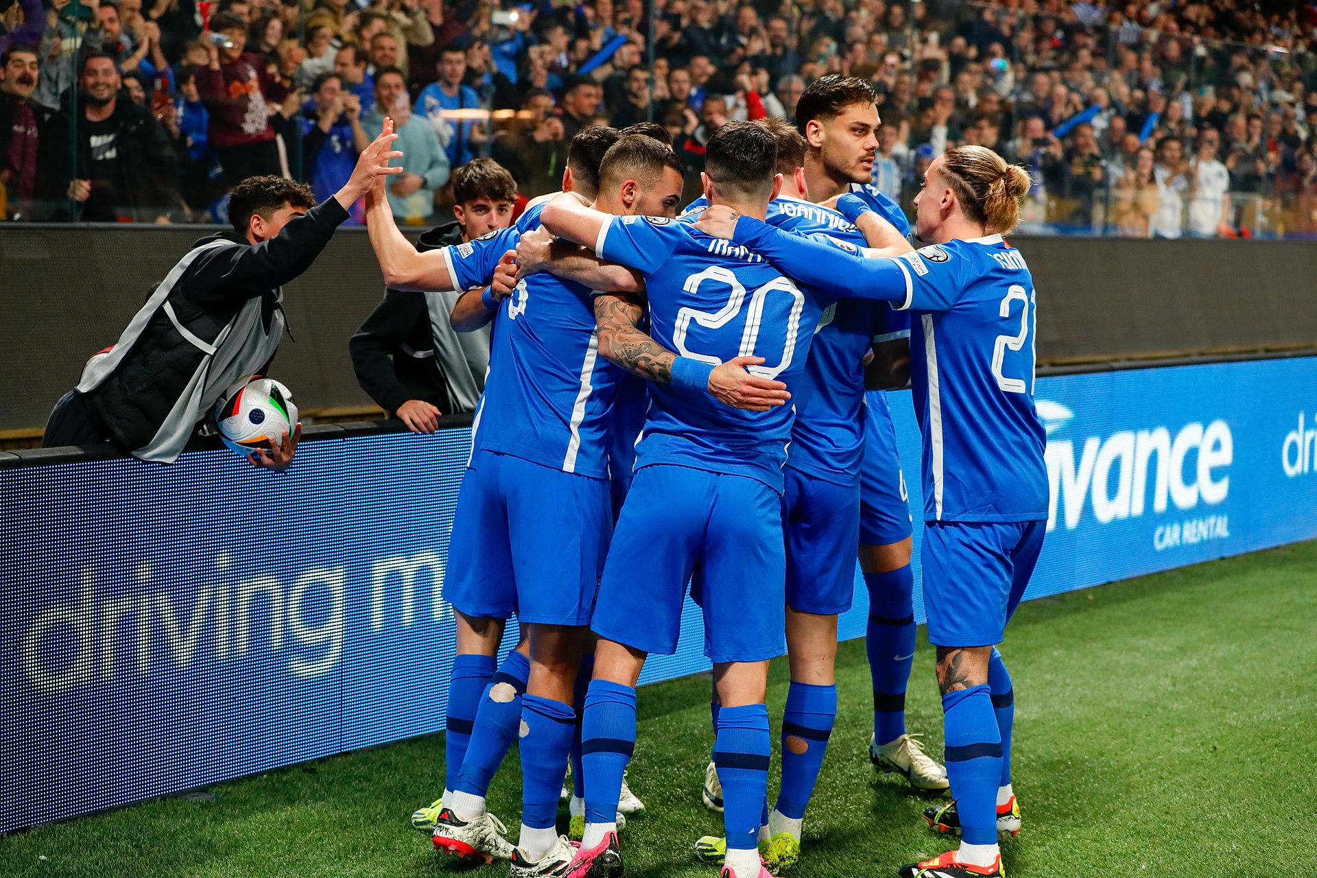 Poznaliśmy komplet finalistów baraży! Niezwykły powrót Ukrainy, goleada w spotkaniu Grecji [WIDEO]