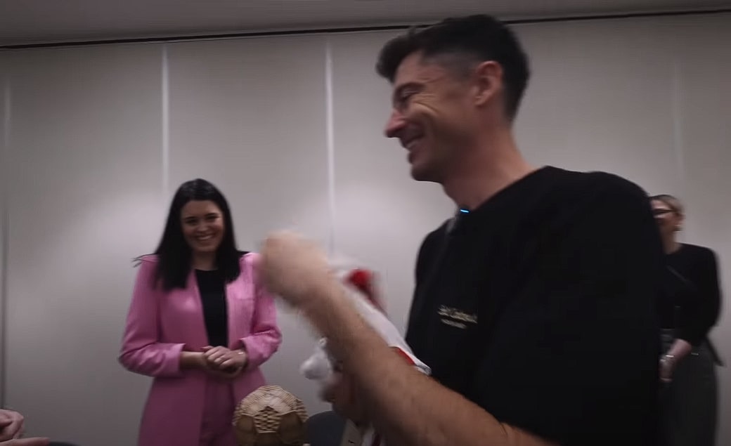 Robert Lewandowski otrzymał… Złotą Piłkę. Piękny prezent podczas zgrupowania kadry [WIDEO]