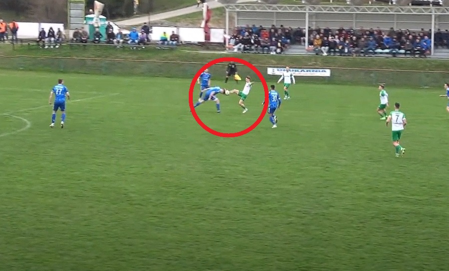Polski piłkarz wyleciał z boiska w piątej sekundzie. Decyzja arbitra nie mogła być inna [WIDEO]