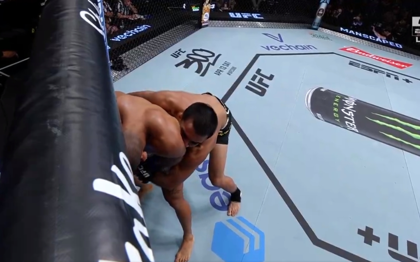 Bohater skandalu na gali UFC przerwał milczenie. Zawodnik i jego rodzina otrzymali groźby