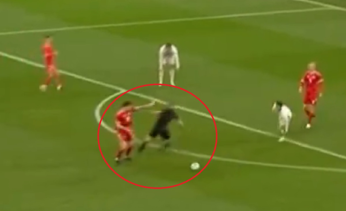 Piłkarz Premier League powalił arbitra. Szokujące obrazki podczas meczu znanych reprezentacji [WIDEO]