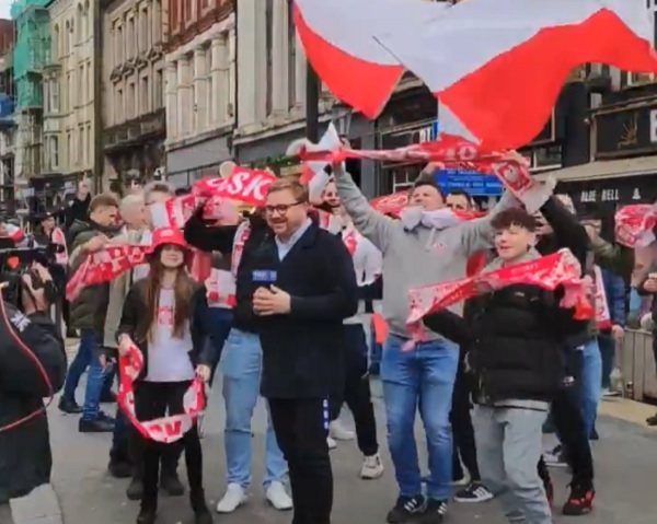 "Kto nie skacze ten z policji!". Polscy kibice szaleją w Cardiff. Walijczycy w szoku [WIDEO]