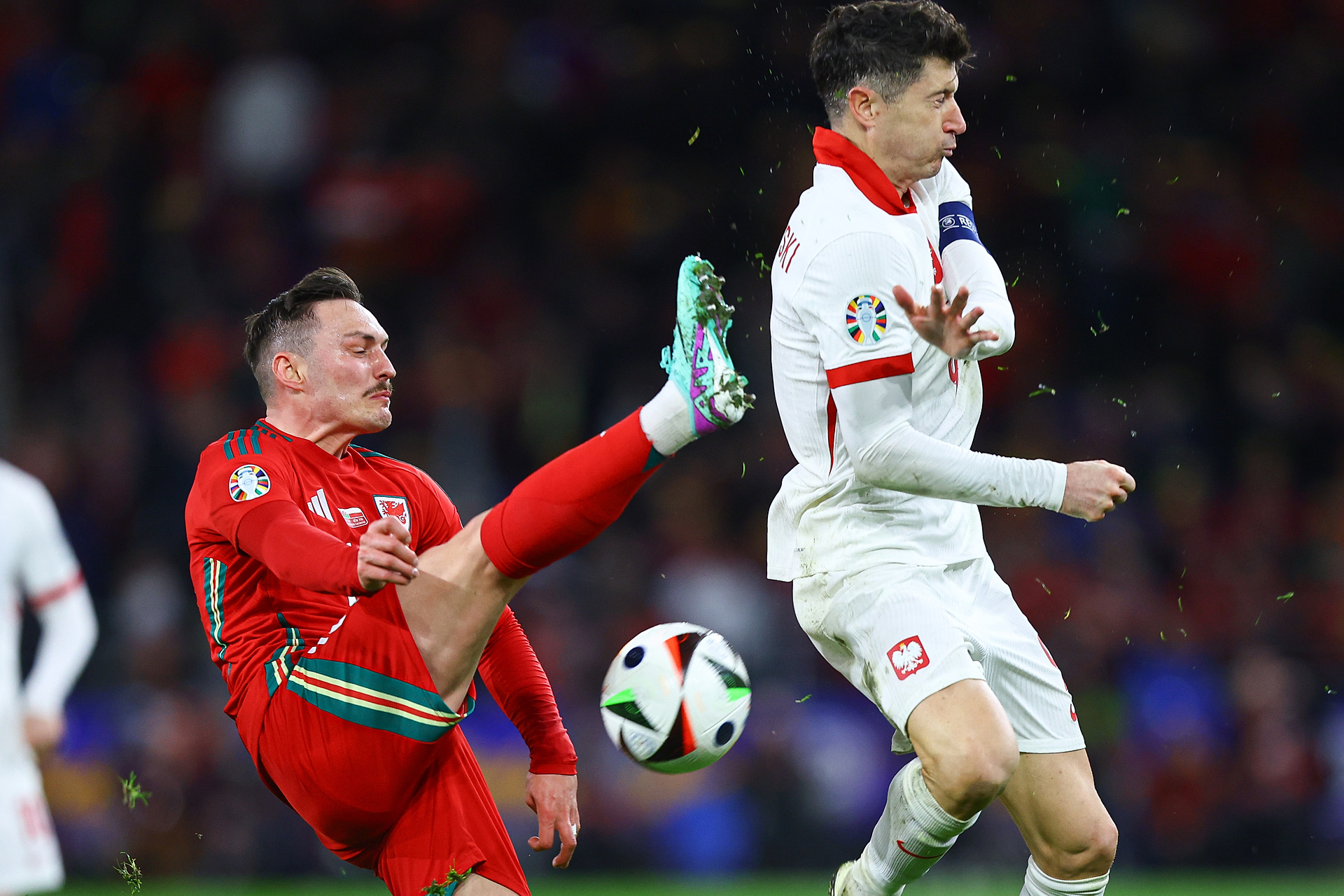 Lewandowski kończył mecz z urazem! Wiadomo, co stało się kapitanowi Polaków [WIDEO]