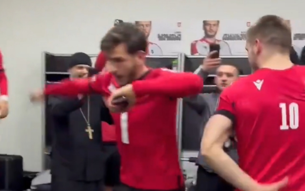 Szaleństwo po historycznym awansie na EURO. Topowy piłkarz pokazał taneczne umiejętności [WIDEO]
