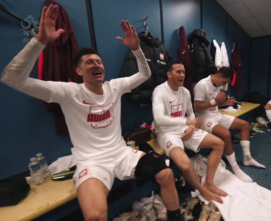 Lewandowski i spółka zaśpiewali hity disco polo. Wielka celebracja w szatni reprezentacji Polski [WIDEO]
