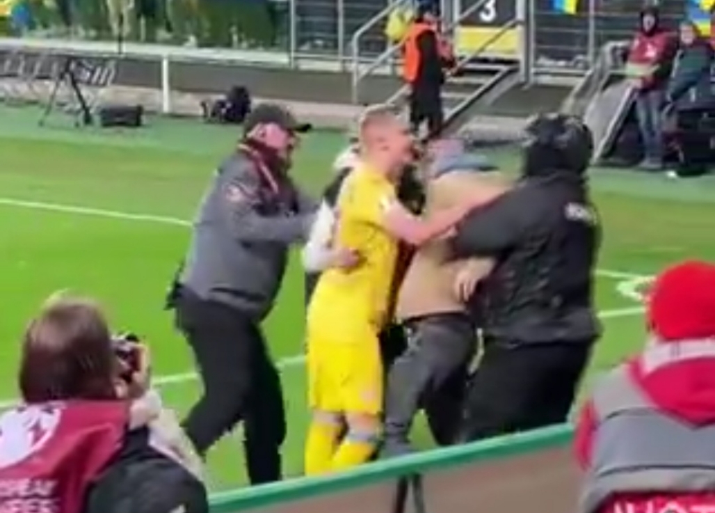Szokujące sceny na stadionie we Wrocławiu. Niespodziewane starcie gwiazdy Ukrainy z ochroniarzem [WIDEO]