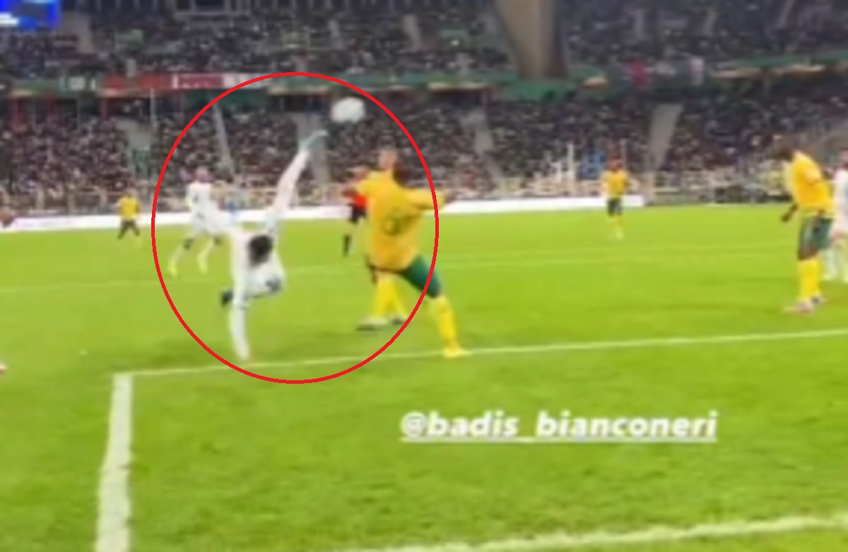Zabawił się z obrońcami i strzelił gola przewrotką. Bramka "stadiony świata" [WIDEO]
