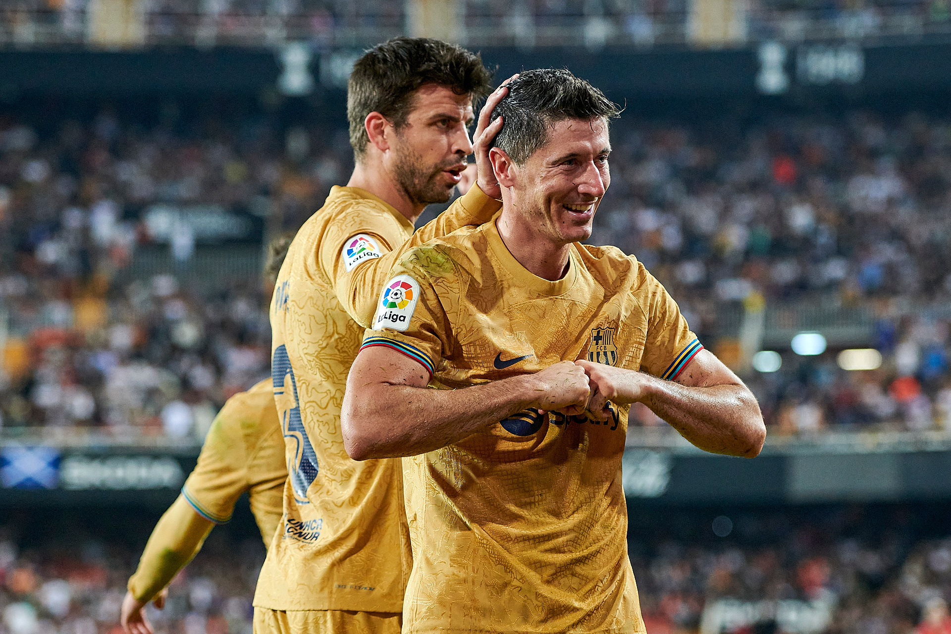 Robert Lewandowski lepszy od dwóch legend Barcelony. Gerard Pique dokonał wyboru [WIDEO]