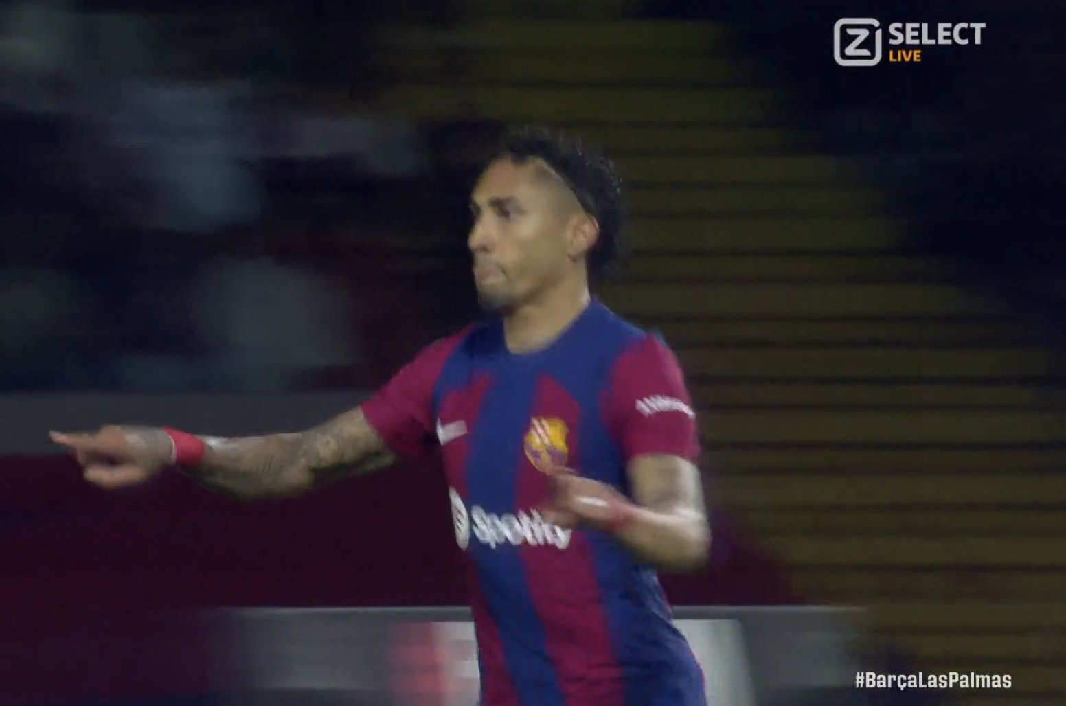 Słabiutki występ FC Barcelony, ciężary pomimo gry w przewadze. Raphinha uratował "Blaugranę" [WIDEO]