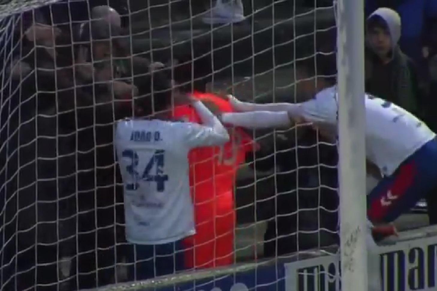 Skandal w Hiszpanii. Bramkarz chciał sam wymierzyć sprawiedliwość. Otrzymał wsparcie z Realu Madryt [WIDEO]