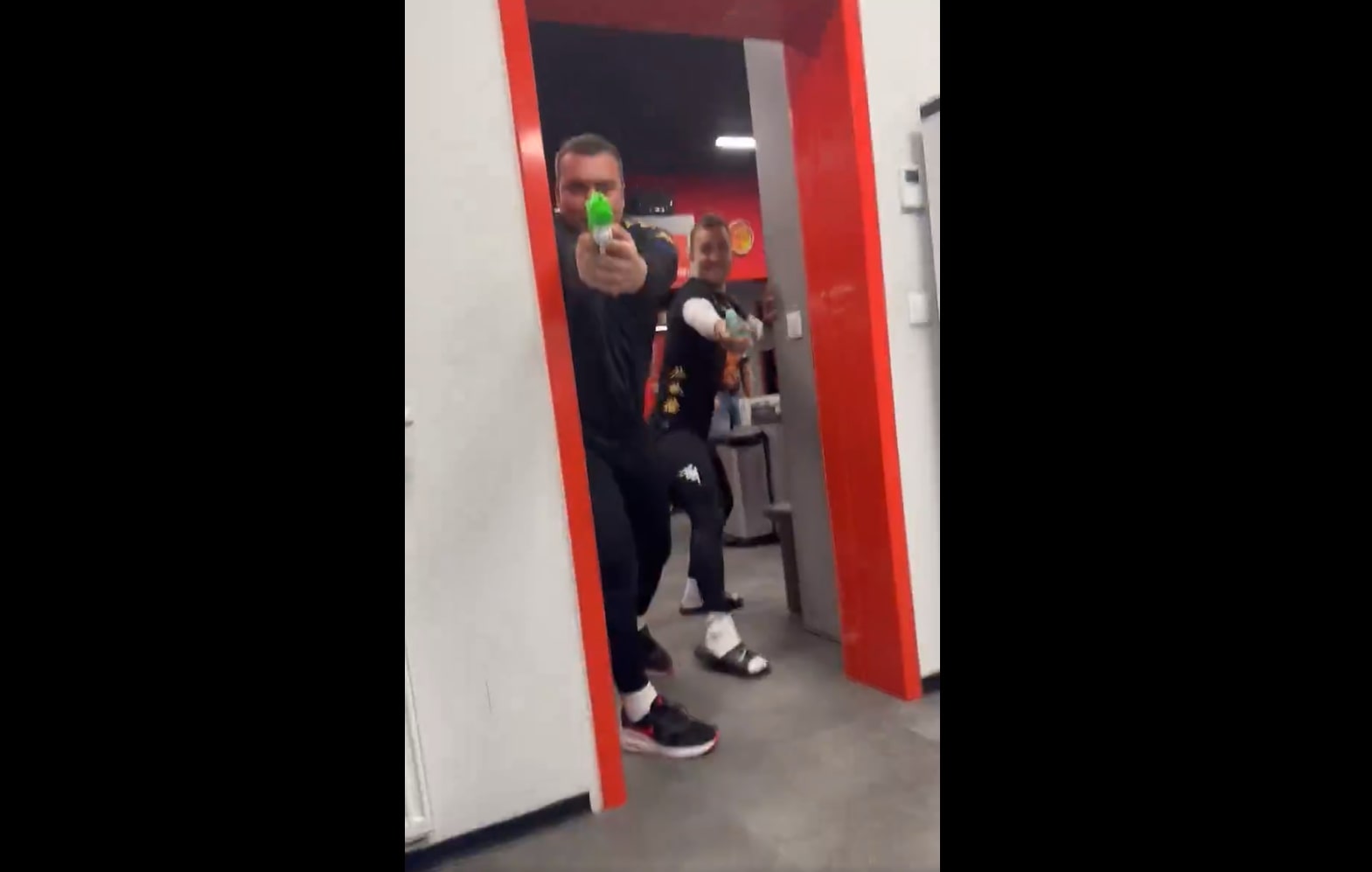 Pokazano, jak bawią się w Jagiellonii Białystok. Tak obchodzą śmigusa-dyngusa [WIDEO]