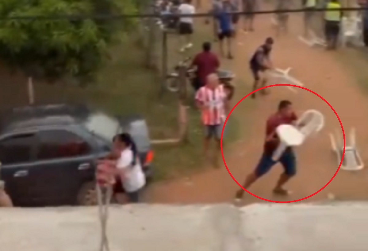 Dantejskie sceny po skandalicznym faulu. Bójki na boisku, awantury kibiców, latające krzesła [WIDEO]