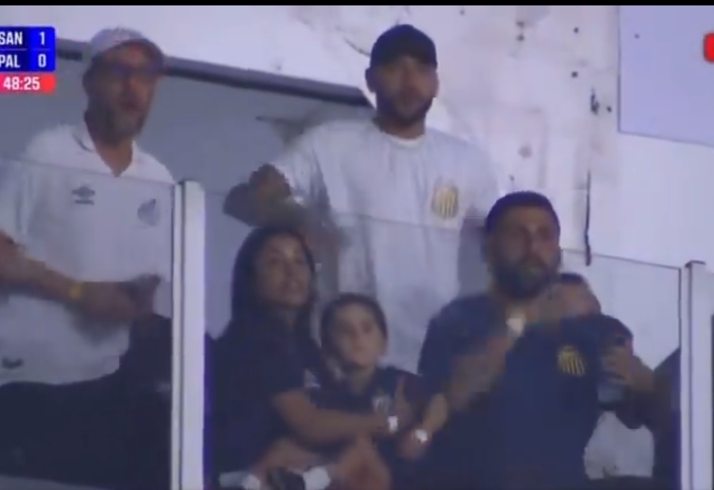 Neymar przyłapany na trybunach słynnego klubu. Tak świętował zdobytą bramkę [WIDEO]