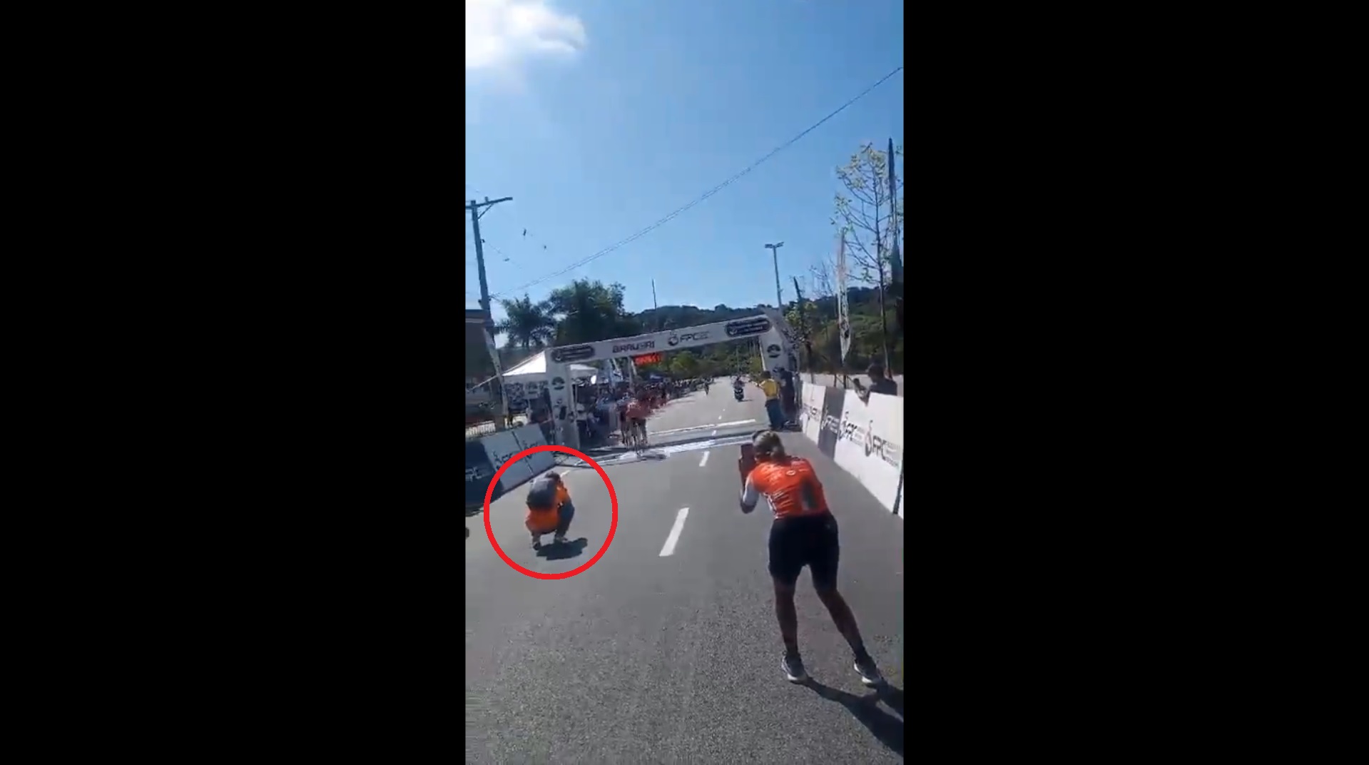 Dziennikarz mógł zginąć pod kołami, ledwie uszedł z życiem. Przerażające sceny na mecie wyścigu [WIDEO]