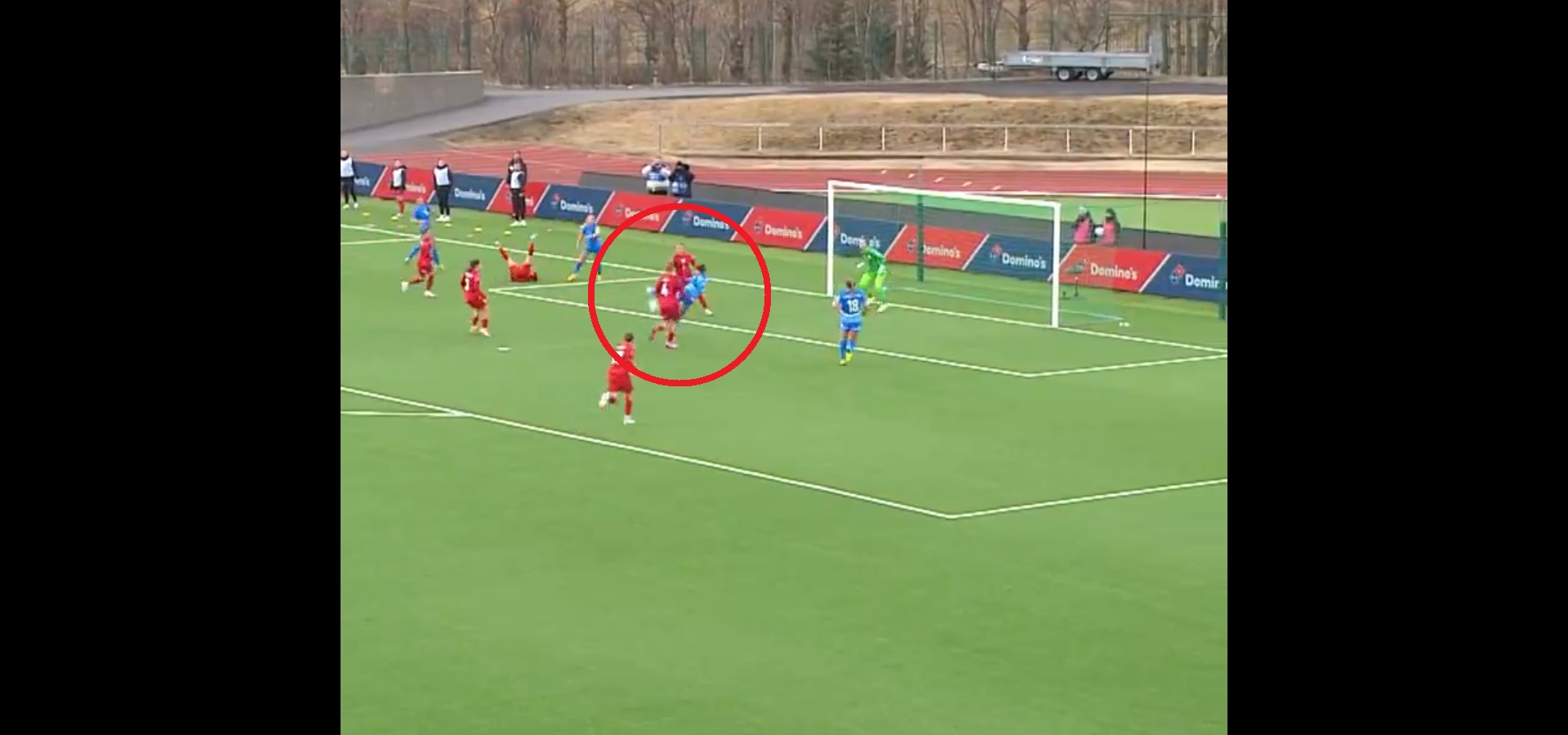 Kuriozalny samobój reprezentantki Polski. Rozbrajające zachowanie w polu karnym [WIDEO]