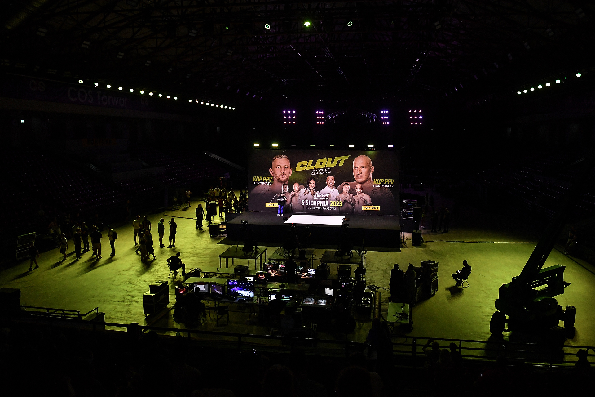 Zawalczą w... samochodzie. Szokujący pomysł Clout MMA