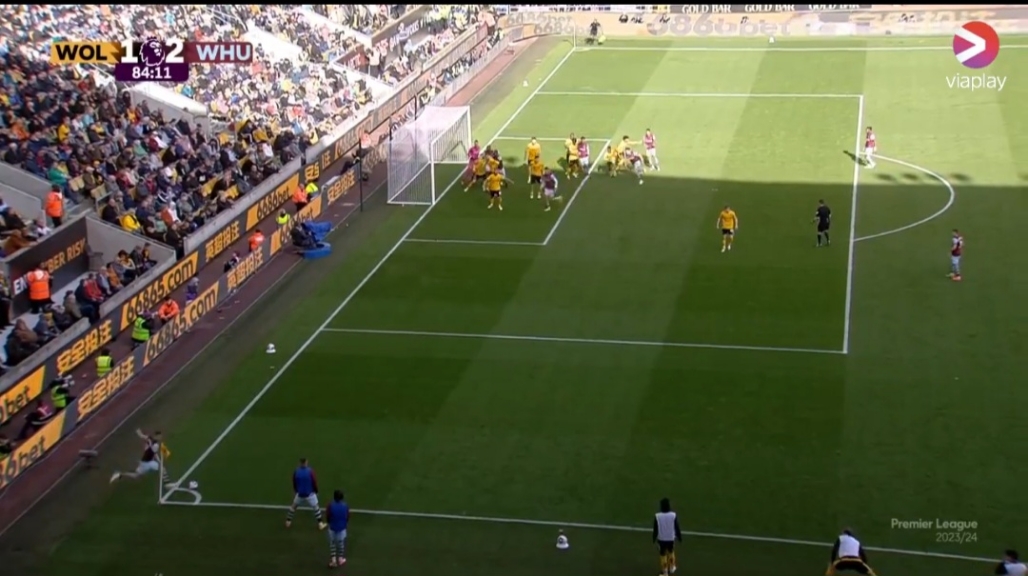 Bramka bezpośrednio z rzutu rożnego! Wyjątkowe trafienie w Premier League [WIDEO]