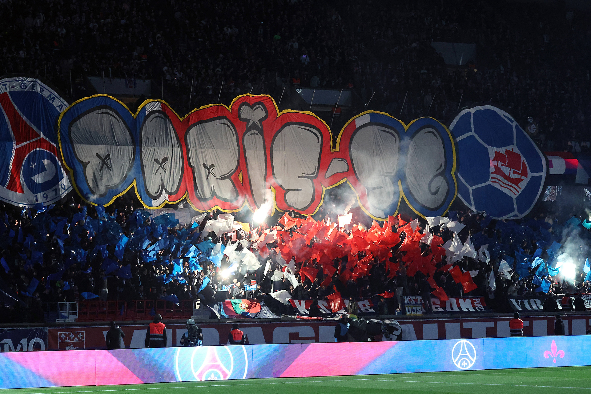Kibice PSG obrazili FC Barcelonę. Sceny przed hitem Ligi Mistrzów [WIDEO]