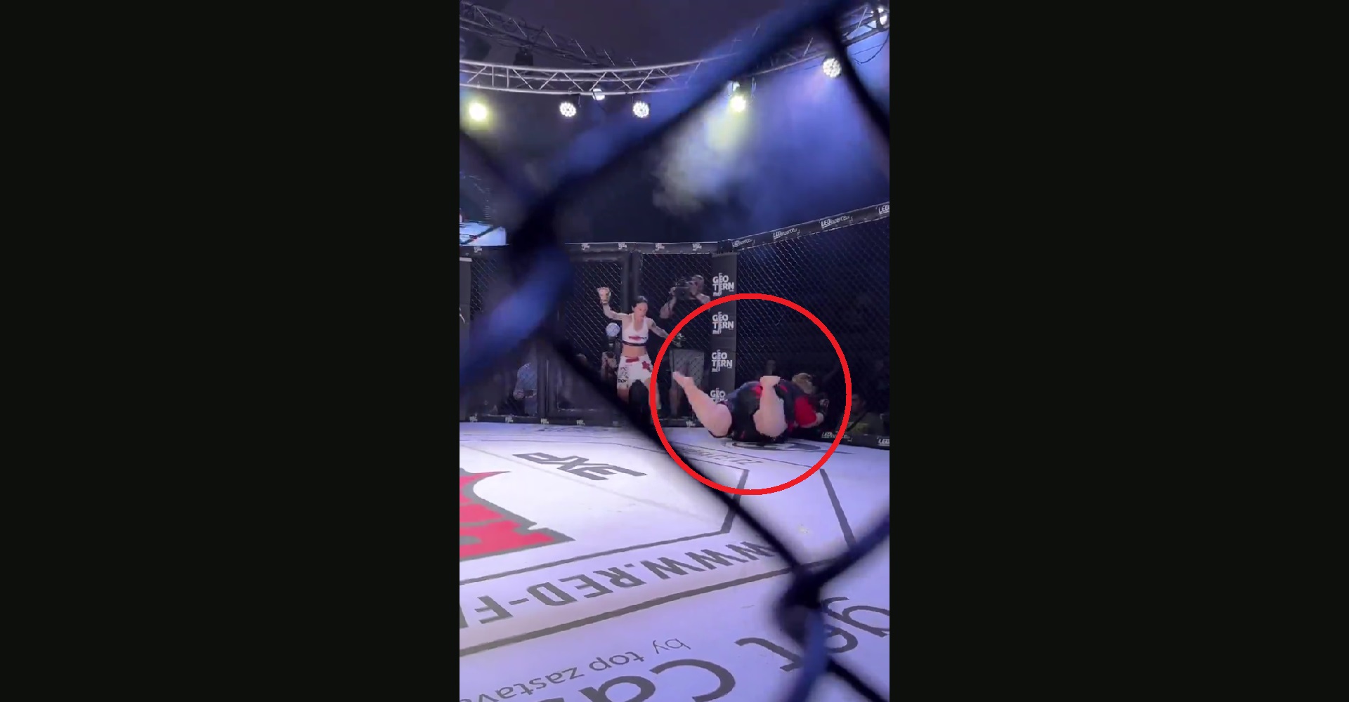 Ćwierćtonowa zawodniczka znokautowała samą siebie. Kuriozalne zakończenie walki w oktagonie [WIDEO]