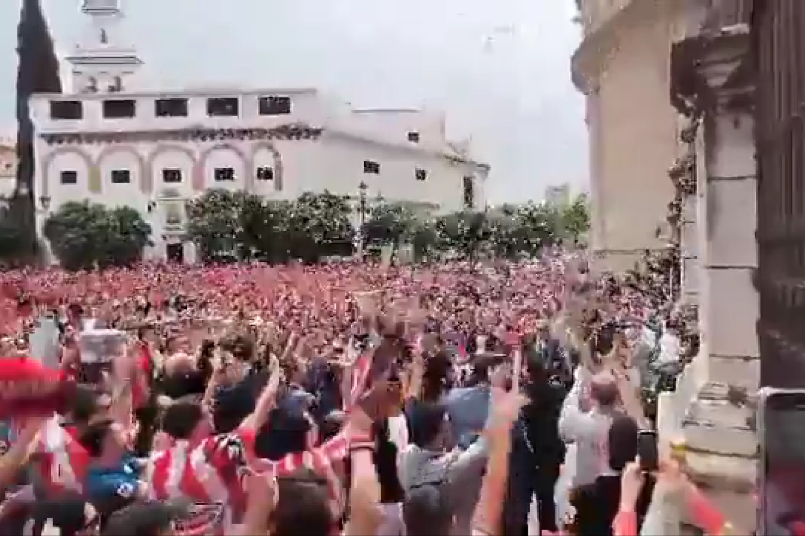 Tysiące sympatyków pojawiło się na... losowym ślubie. Szaleństwo wokół finału Copa del Rey [WIDEO]