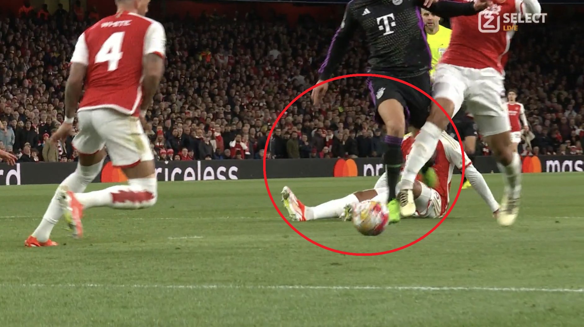 Kiwior uwikłany w gola dla Bayernu! Ktoś chyba podmienił obrońców Arsenalu [WIDEO]