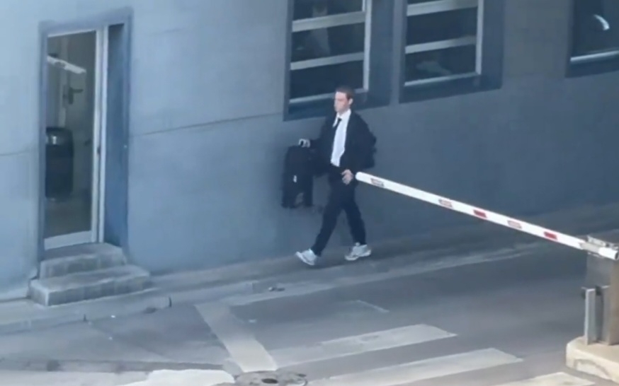 Sceny na lotnisku. Pomocnik Barcelony zapomniał o najważniejszym [WIDEO]