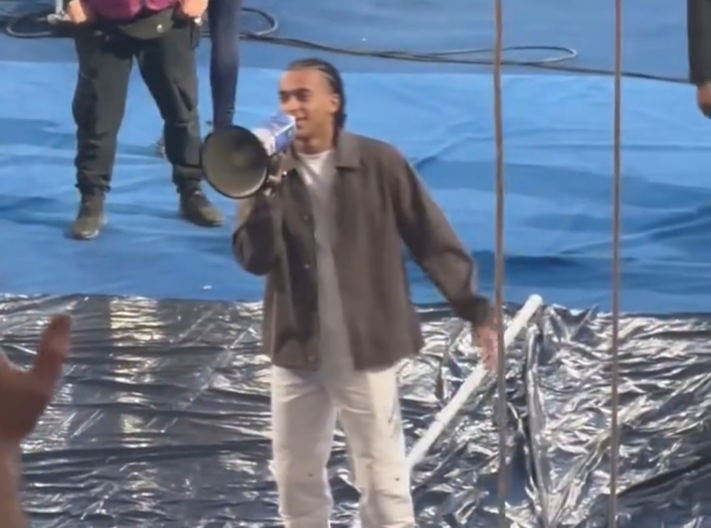 Mbappe nagle złapał za megafon. Szaleństwo przed meczem z Barceloną [WIDEO]