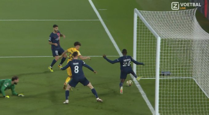 Lewandowski centymetry od gola! Niebywała interwencja po strzale Polaka [WIDEO]