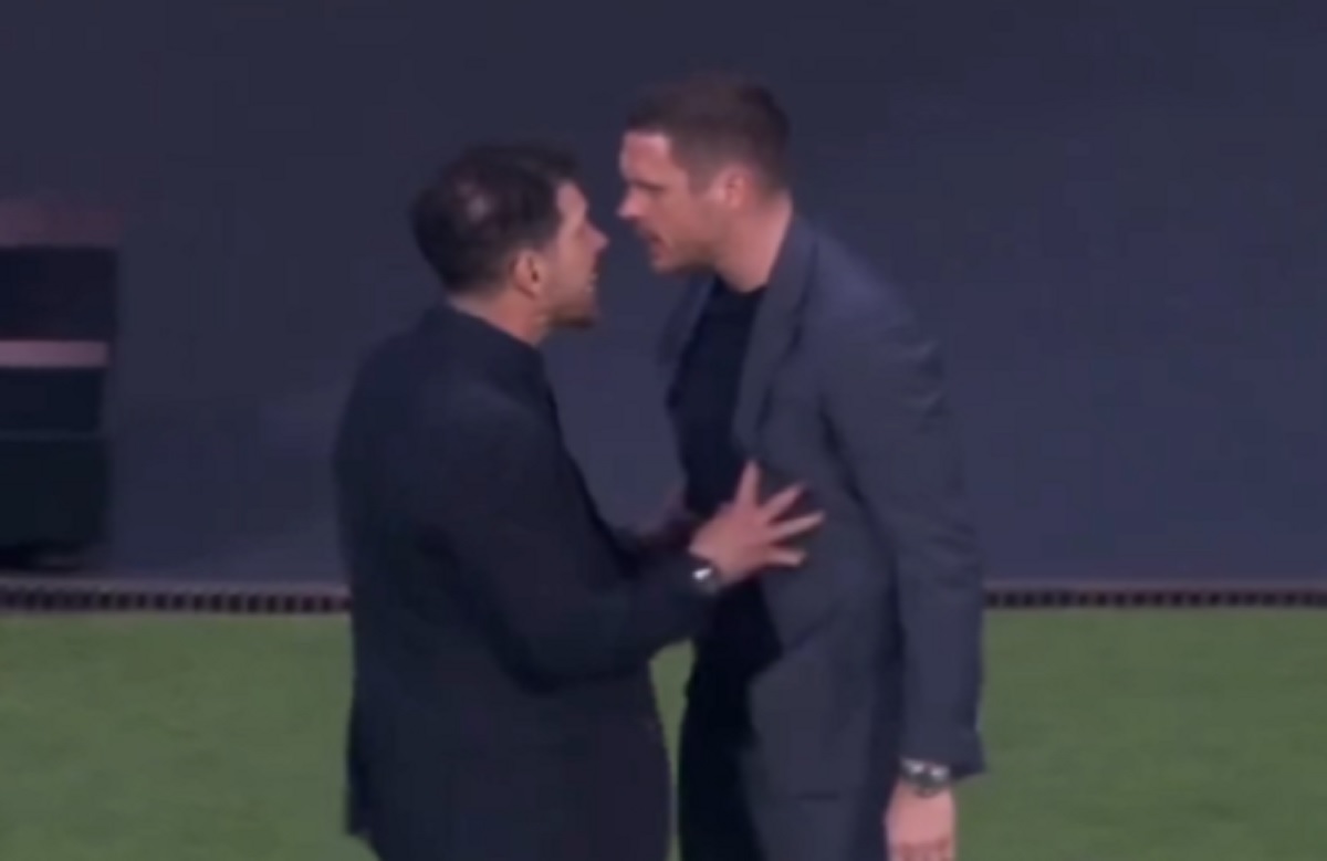 Diego Simeone wpadł w szał. Naskoczył na działacza Borussii [WIDEO]