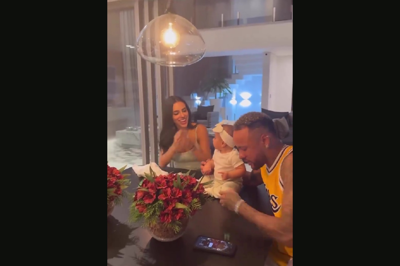Uzależnienie Neymara. Zrobił to nawet w obecności córki [WIDEO]