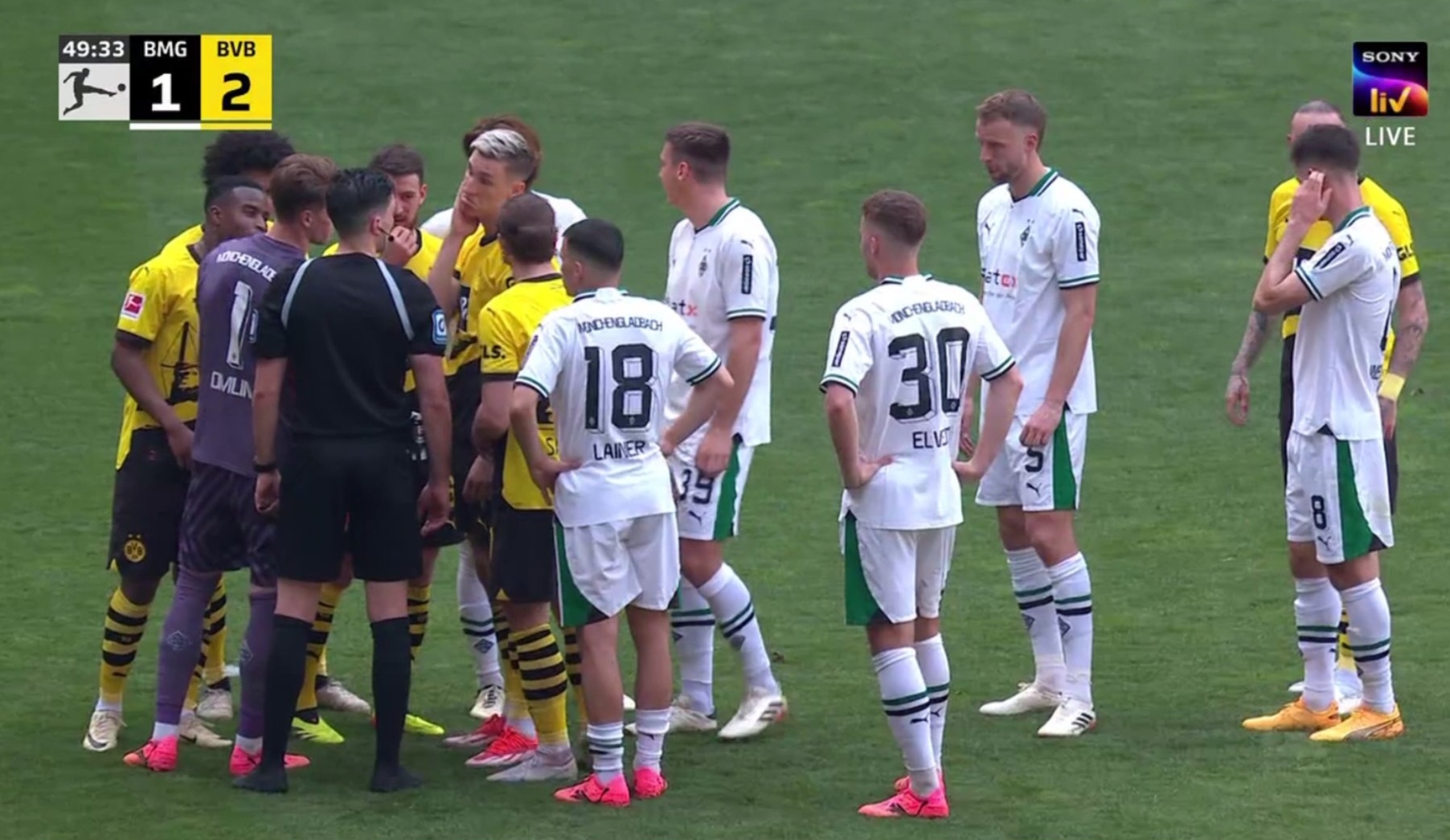 Cyrk w Bundeslidze! Takiej decyzji sędziego jeszcze nie było [WIDEO]