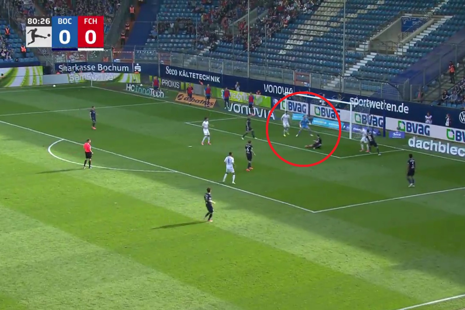 "Samobój w wersji premium". Kuriozalny gol w Bundeslidze [WIDEO]