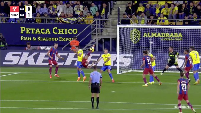 Gol przewrotką Felixa! Wybitne uderzenie napastnika Barcelony [WIDEO]