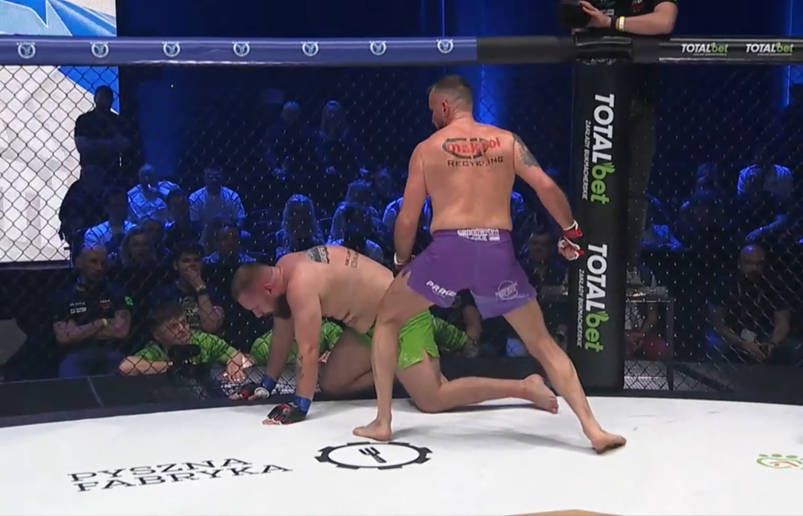 Doświadczony zawodnik pozamiatał! Szalone starcie na Prime MMA 8 [WIDEO]