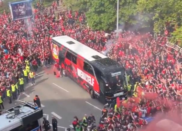 Tłumy witały piłkarzy, szykuje się wielka feta! Fani Bayeru przygotowani na mistrzostwo [WIDEO]